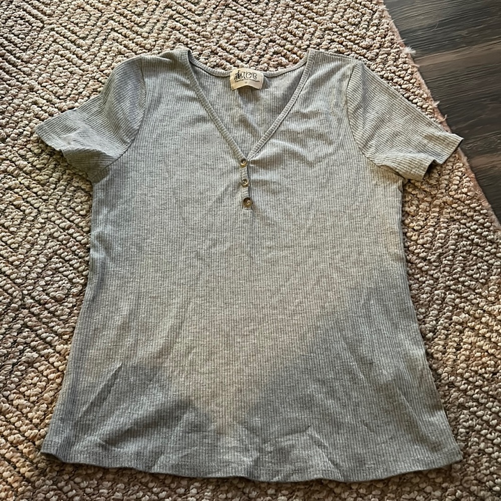 Soft Traveling Chic Boutique size medium  grey short-sleeve shirt